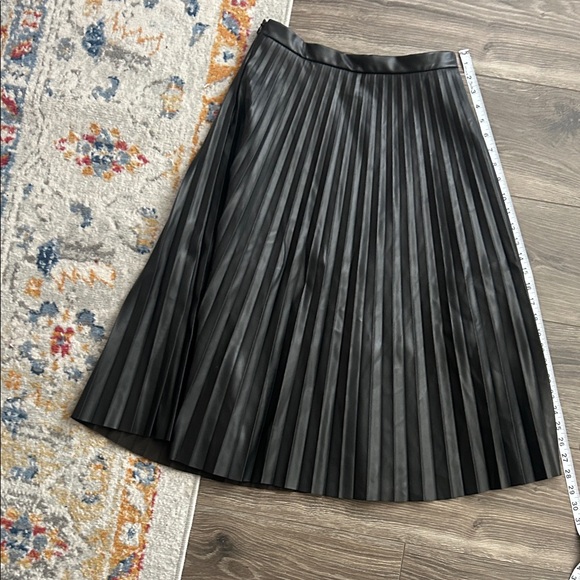 7 For All Mankind Black Pleated Faux Leather Midi Skirt - Picture 2 of 9
